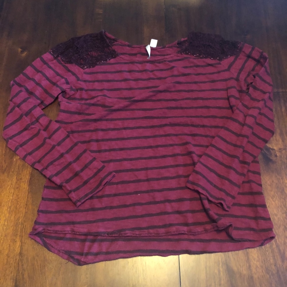 Lace shoulder t